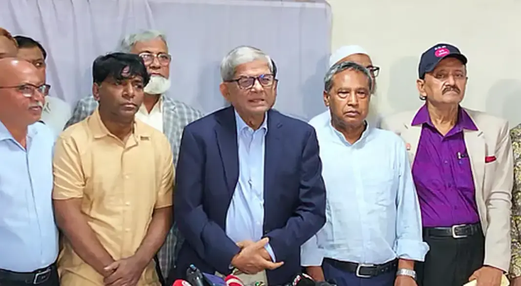 রাজধানীর নয়াপল্টনে বিএনপি কেন্দ্রীয় কার্যালয়ে সাংবাদিকদের সঙ্গে কথা বলেন দলের মহাসচিব মির্জা ফখরুল ইসলাম আলমগীর। ছবি : সংগৃহীত