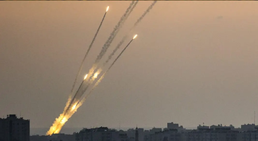 ইসরায়েলি সামরিক ঘাঁটিতে রকেট হামলা। ছবি : সংগৃহীত