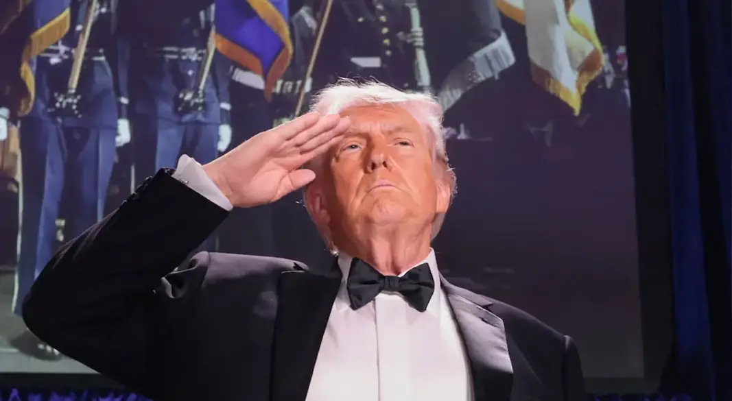 স্যালুট জানাচ্ছেন মার্কিন প্রেসিডেন্ট ট্রাম্প। ছবি: সংগৃহীত