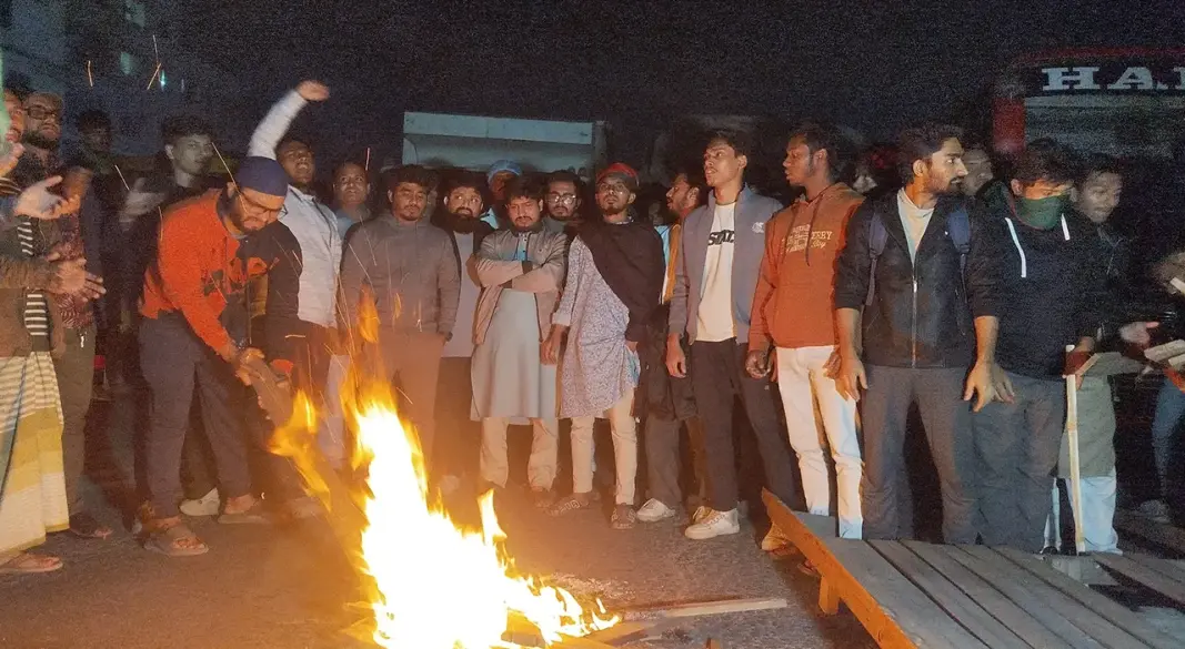 হাদির মৃত্যুর ঘটনায় ঢাকা–ময়মনসিংহ মহাসড়ক অবরোধ