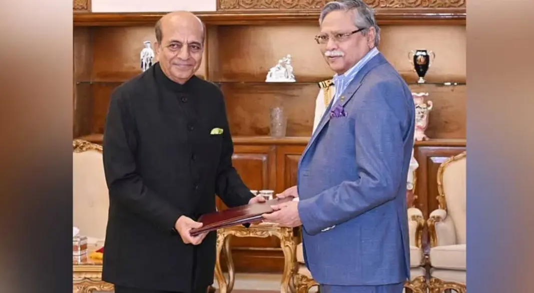 বঙ্গভবনে রাষ্ট্রপতি মো. সাহাবুদ্দিনের হাতে পরিচয়পত্র পেশ করেছেন ভারতীয় হাই কমিশনার দীনেশ ত্রিবেদী। ছবি: সংগৃহীত