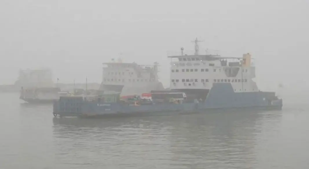 ঘন কুয়াশায় ফেরি চলাচল বন্ধ। ছবি : সংগৃহীত