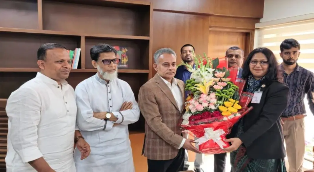 বুধবার সচিবালয়ে মন্ত্রী ও প্রতিমন্ত্রীদের শুভেচ্ছা জানান কর্মকর্তারা