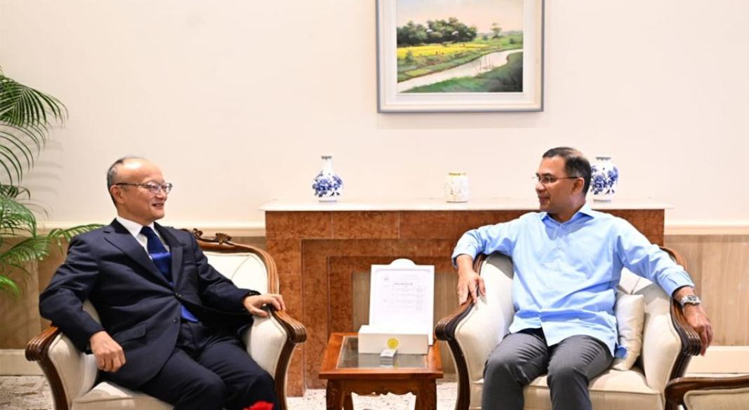 তারেক রহমানের সঙ্গে রাজধানীর তেজগাঁওয়ে প্রধানমন্ত্রীর কার্যালয়ে সৌজন্য সাক্ষাৎ করেছে এডিবি প্রেসিডেন্ট মাসাতো কান্দার।