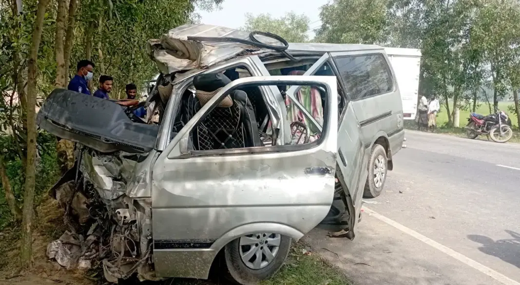 দুর্ঘটনাকবলিত মাইক্রোবাস।