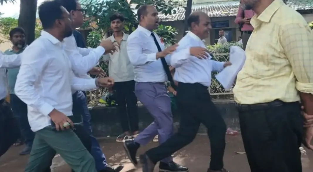 আদালত চত্বরে আইনজীবীদের মধ্যে উত্তেজনা। ছবি: সংগৃহীত