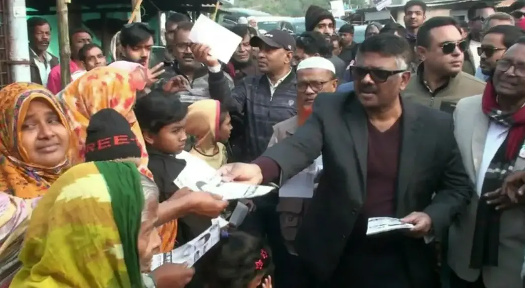 নাটোরে নির্বাচনী প্রচারপত্র বিলি করেন রুহুল কুদ্দুস তালুকদার দুলু