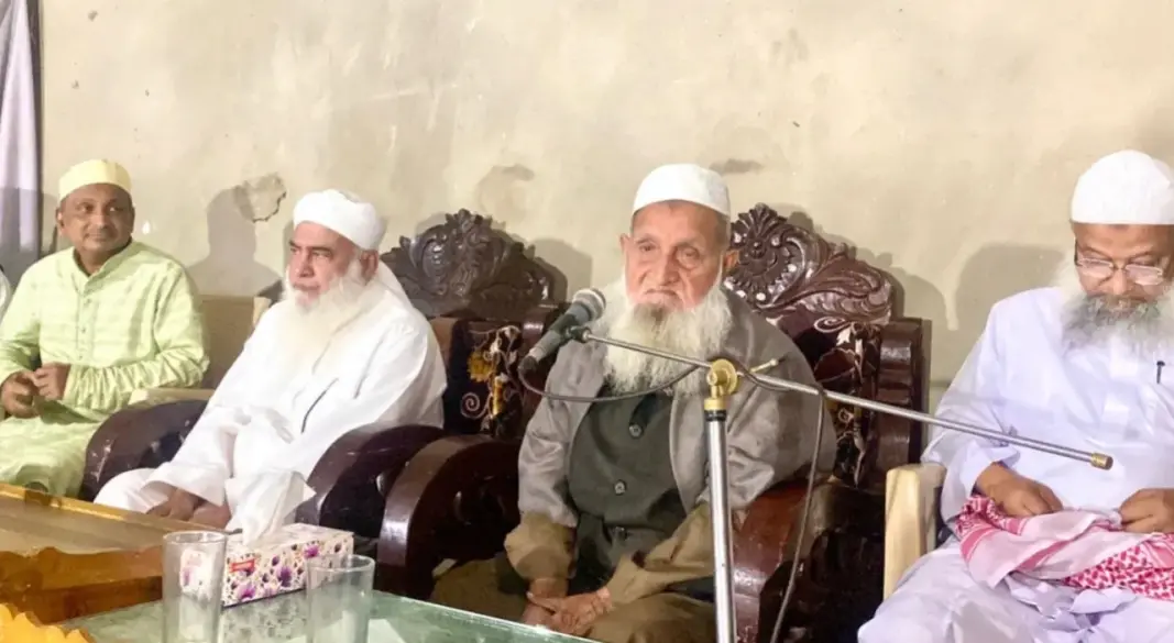 ফটিকছড়িতে কাজীরহাট বড় মাদরাসায় এক অনুষ্ঠানে বক্তব্য রাখেন হেফাজতে ইসলাম বাংলাদেশের আমির আল্লামা শাহ মুহিববুল্লাহ বাবুনগরী।