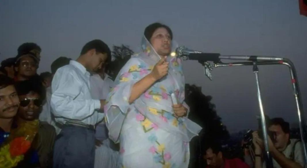 ১৯৯১ সালের নির্বাচনের আগে এক জনসভায় খালেদা জিয়া। ছবি: সংগৃহীত