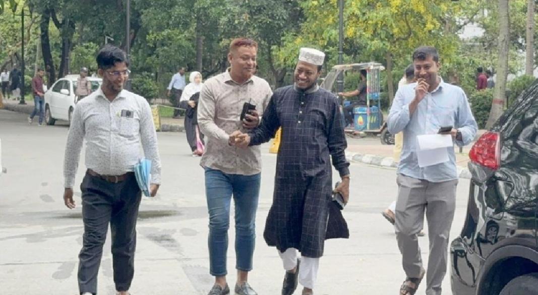 সশরীরে হাইকোর্টে উপস্থিত হয়েছেন আমির হামজা। সংগৃহীত ছবি