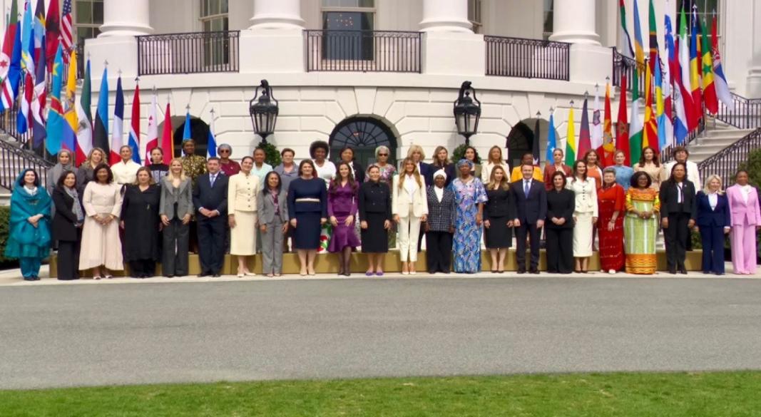 যুক্তরাষ্ট্রের ওয়াশিংটন ডিসিতে ৪৫-এর অধিক দেশের ফার্স্ট লেডি ও রাষ্ট্রনেতাদের সহধর্মিণীর সঙ্গে ডা.জুবাইদা রহমান।