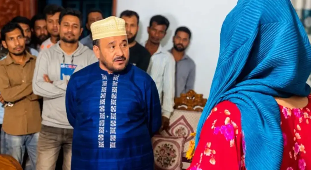 ভুক্তভোগীর বাড়িতে মুজিবুর রহমান চৌধুরী।