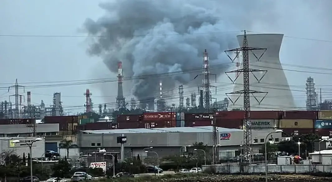 হাইফা তেল শোধনাগার থেকে ধোঁয়া উঠতে দেখা যাচ্ছে। ছবি : সংগৃহীত