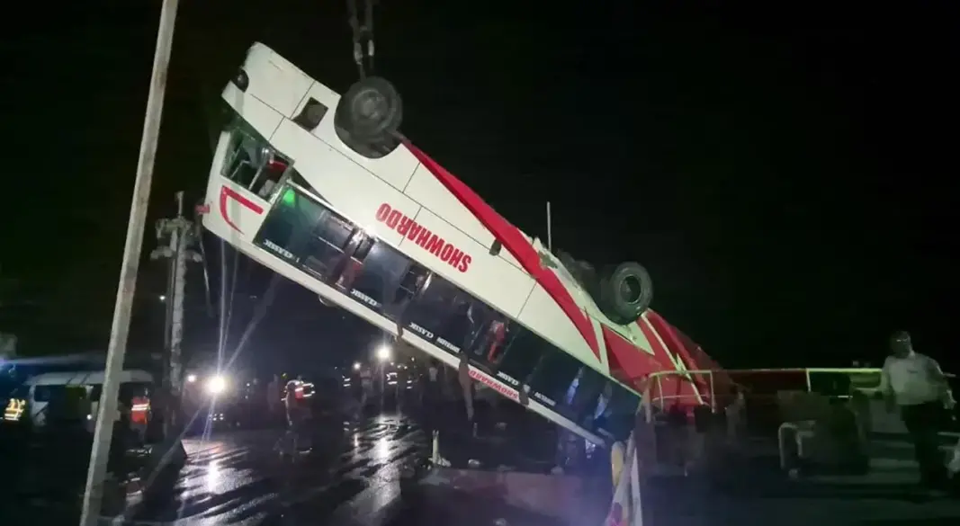 পদ্মায় তলিয়ে যাওয়া সেই বাস উদ্ধার। ছবি : সংগৃহীত