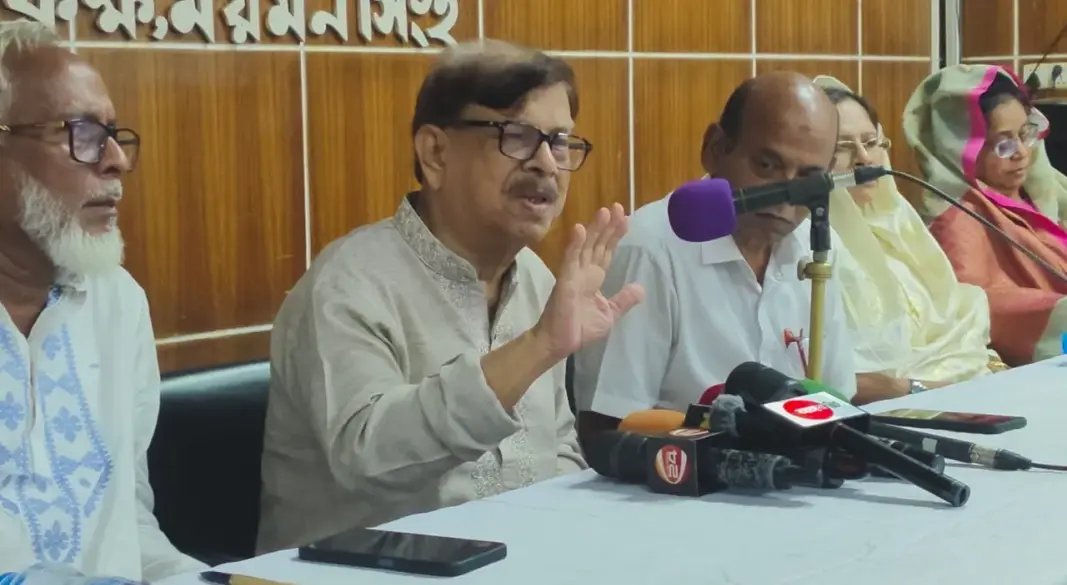 স্মরণসভায় বক্তব্য রাখছেন মাহমুদুর রহমান মান্না।