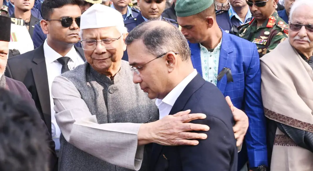 বিএনপির ভারপ্রাপ্ত চেয়ারম্যান তারেক রহমানকে সান্ত্বনা দেন প্রধান উপদেষ্টা ড. মুহাম্মদ ইউনূস। ছবি : সংগৃহীত