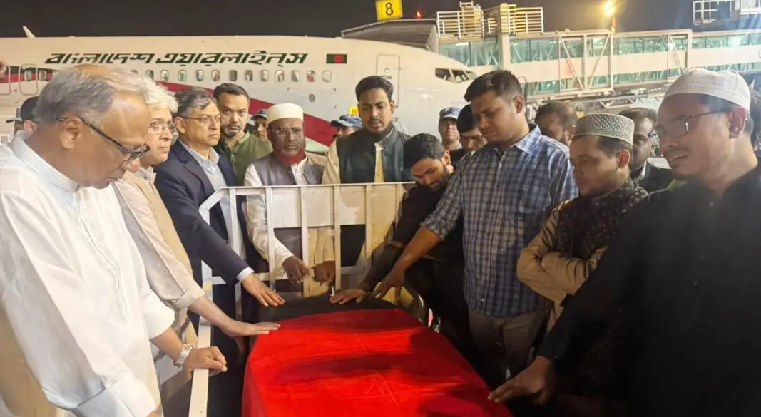 বিমানবন্দরে শরিফ ওসমান হাদির মরদেহ। ছবি : সংগৃহীতবিমানবন্দরে শরিফ ওসমান হাদির মরদেহ। ছবি : সংগৃহীত