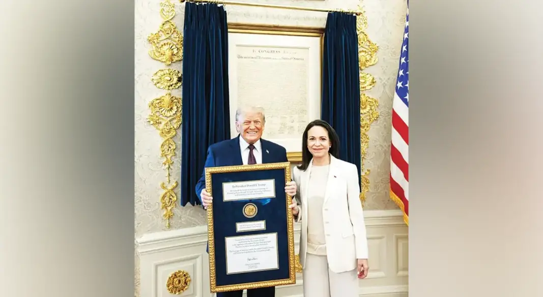 ডোনাল্ড ট্রাম্পের হাতে নিজের নোবেল শান্তি পুরস্কারের পদকটি তুলে দেন মারিয়া কোরিনা মাচাদো। ছবি : সংগৃহীত