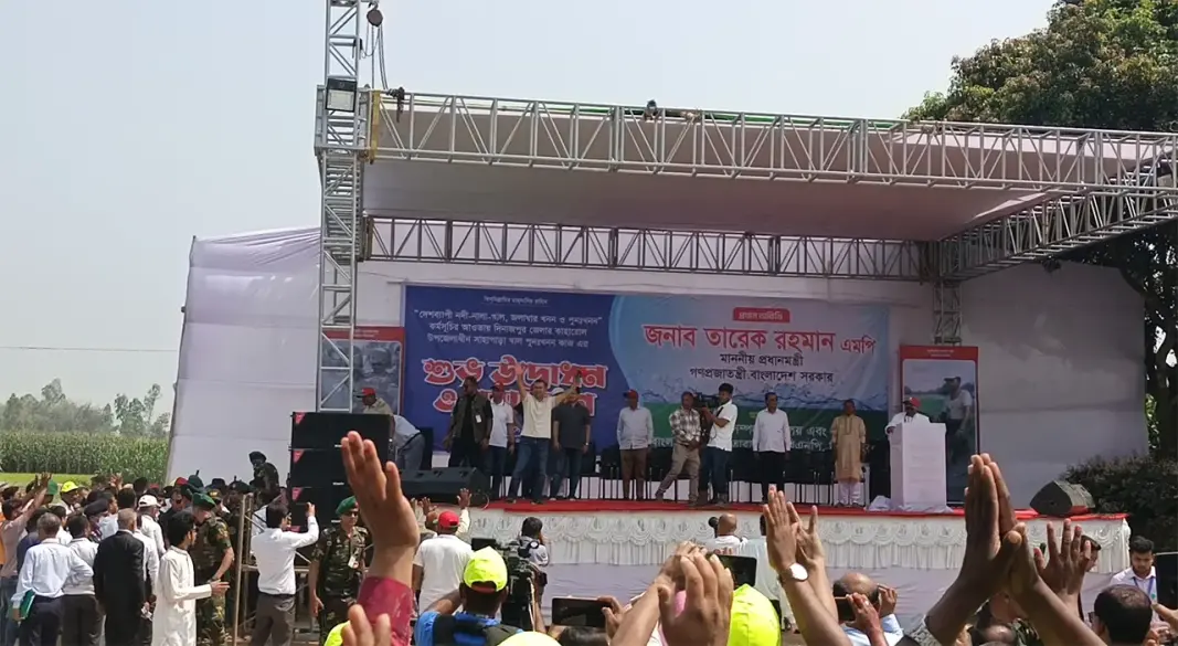 নেতাকর্মীদের হাত নেড়ে শুভেচ্ছা জানান প্রধানমন্ত্রী তারেক রহমান। ছবি : সংগৃহীত