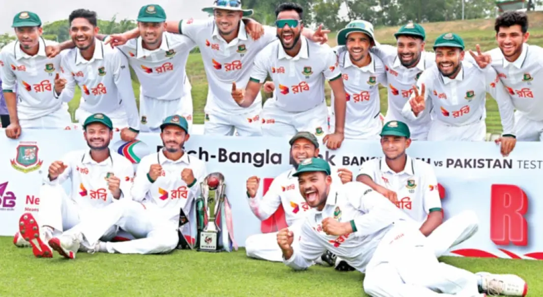 টেস্ট সিরিজের ট্রফি সামনে রেখে নাজমুল হোসেন শান্ত-মুশফিকুর রহিমদের উদযাপন।