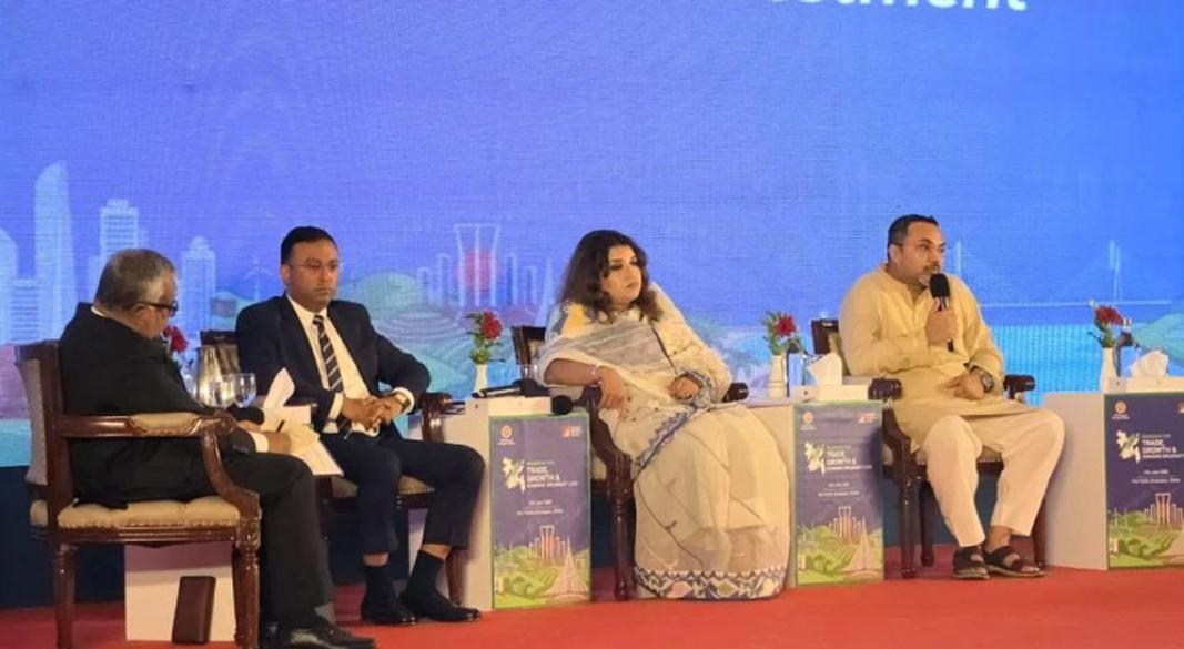 ‘বাণিজ্য, অর্থনৈতিক প্রবৃদ্ধি ও অর্থনৈতিক কূটনৈতিক কর্মপরিকল্পনা’ শীর্ষক সম্মেলনে প্রধানমন্ত্রীর উপদেষ্টা ও প্রধানমন্ত্রীর কার্যালয়ের মুখপাত্র মাহদী আমিন।