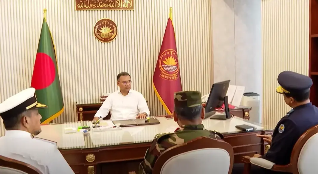 প্রধানমন্ত্রীর সঙ্গে তিন বাহিনীর প্রধানের সাক্ষাৎ