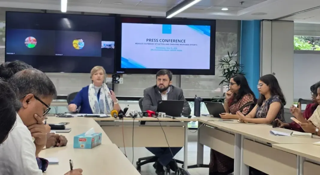 সংবাদ সম্মেলনে বক্তব্য দেন ইউনিসেফ বাংলাদেশের প্রতিনিধি রানা ফ্লাওয়ার্স।