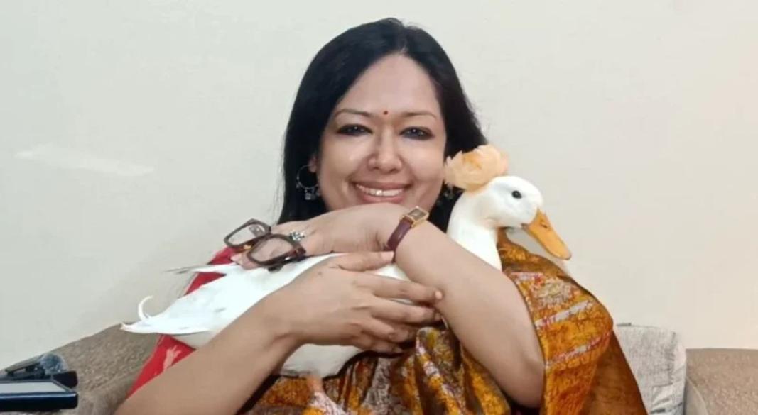 হাঁস কোলে রুমিন ফারহানা। ছবি: সংগৃহীত