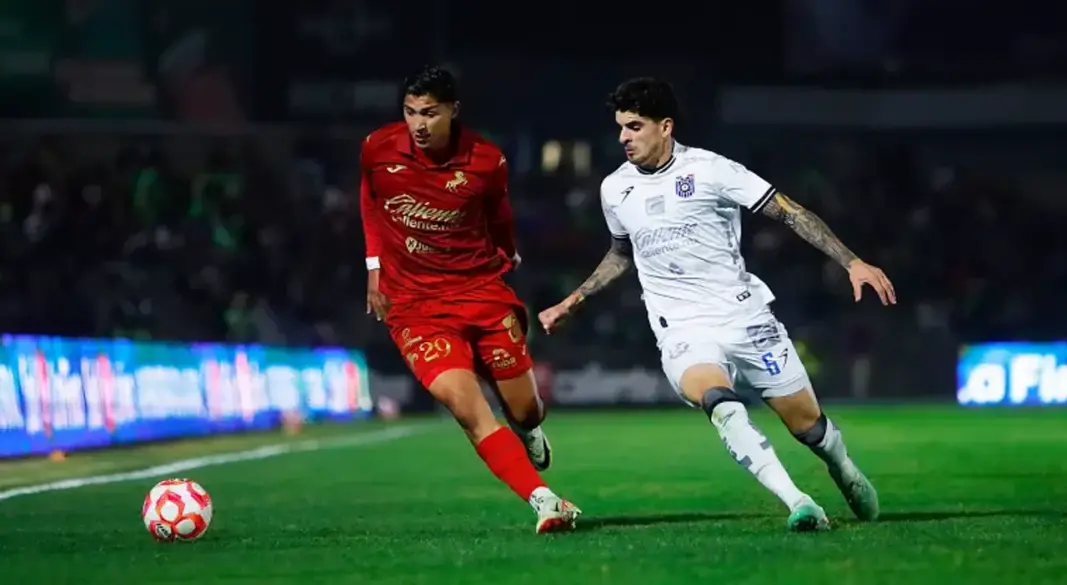 মেক্সিকোর একটি মাঠে ফুটবল ম্যাচ। ছবি: সংগৃহীত