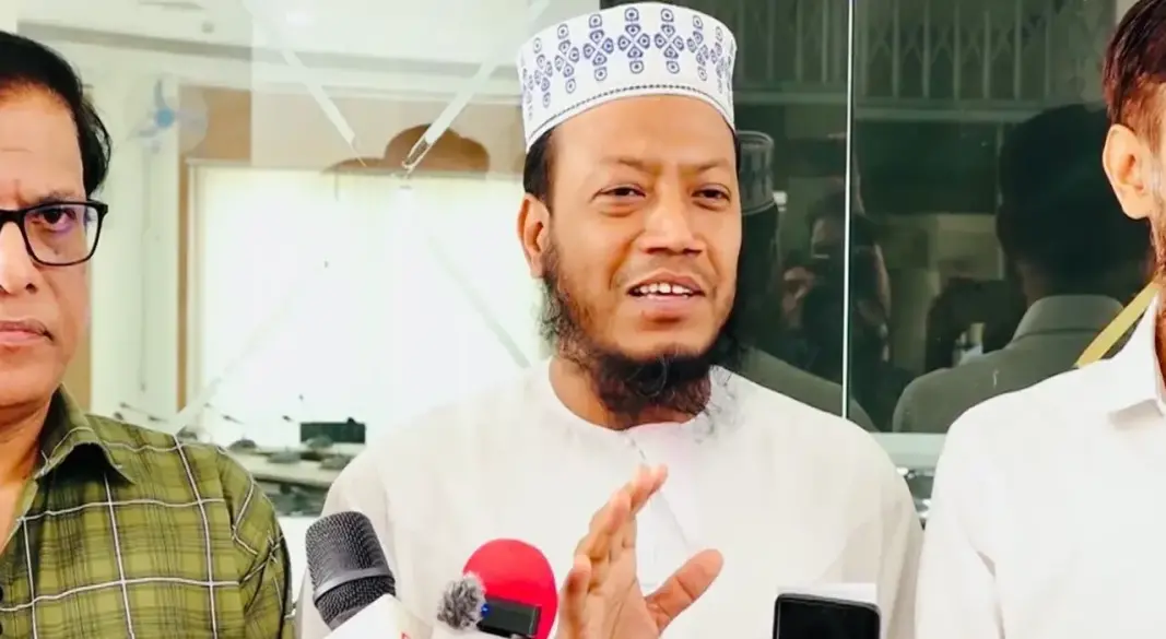 সাংবাদিকদের সঙ্গে কথা বলছেন মুফতি আমির হামজা। ছবি : সংগৃহীত