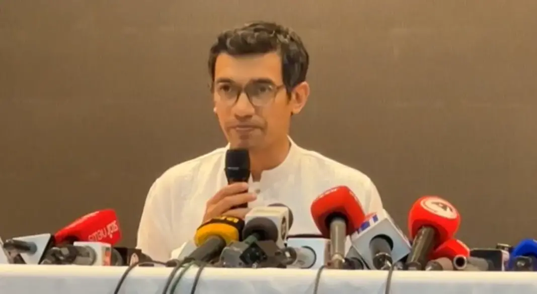 সাংবাদিকদের সঙ্গে কথা বলছেন আশিক চৌধুরী। ছবি : সংগৃহীত