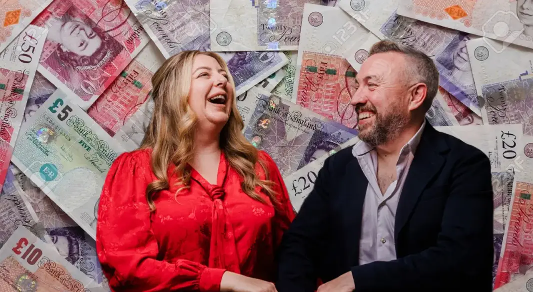 পাউন্ড ও লটারি জেতা পরিবার। ছবি: সংগৃহীত