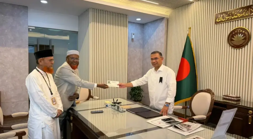 প্রধানমন্ত্রী তারেক রহমানের হাতে দাওয়াতপত্র তুলে দেন জামায়াতের সেক্রেটারি জেনারেল মিয়া গোলাম পরওয়ার। ছবি : সংগৃহীত