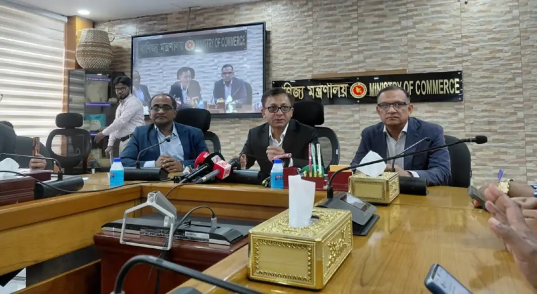 সচিবালয়ে অনুষ্ঠিত বৈঠক শেষে বাণিজ্যমন্ত্রী খন্দকার আব্দুল মুক্তাদির