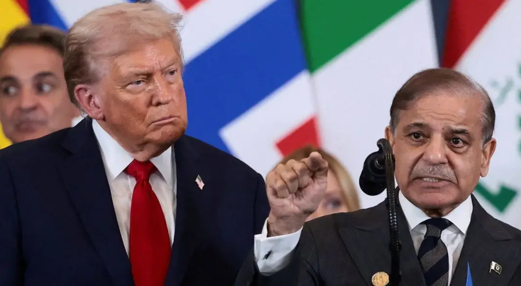 মার্কিন প্রেসিডেন্ট ডোনাল্ড ট্রাম্প ও পাকিস্তানের প্রধানমন্ত্রী শাহবাজ শরিফ। ছবি: সংগৃহীত