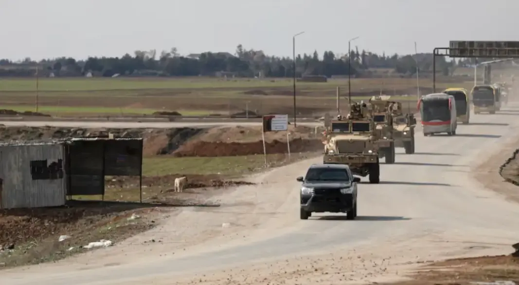 বন্দিদের সরিয়ে নিচ্ছে যুক্তরাষ্ট্র। ছবি: সংগৃহীত