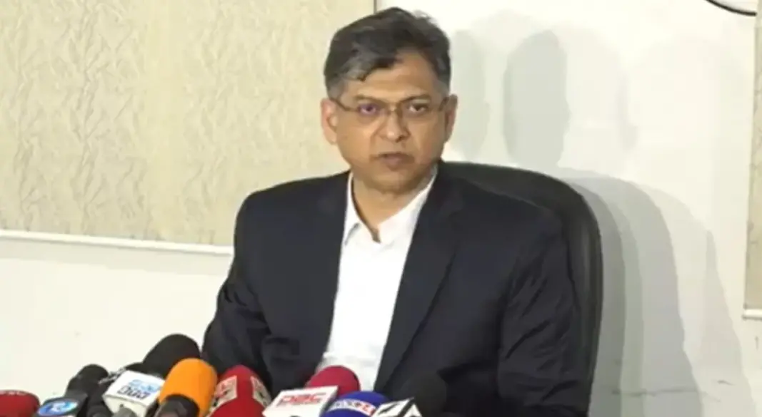 সাংবাদিকদের সঙ্গে কথা বলছেন বিএনপির স্থায়ী কমিটির সদস্য সালাহউদ্দিন আহমদ। ছবি : সংগৃহীত