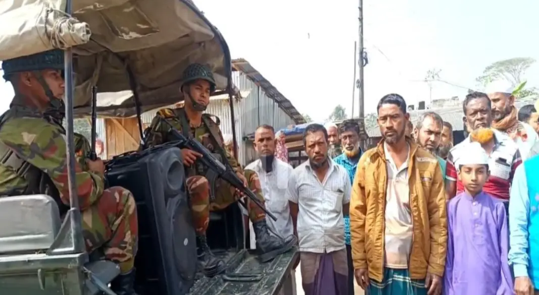 সাউন্ড বক্সের মাধ্যমে এলাকায় প্রচারণা চালাচ্ছেন সেনা সদস্যরা