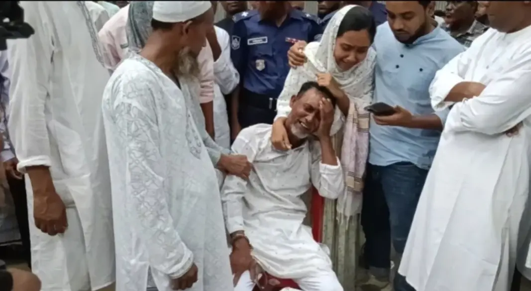 প্যারোলে মুক্তি পেয়েও পড়া হলো না জানাজা, মায়ের লাশ ছুঁয়ে কাঁদলেন যুবলীগ নেতা