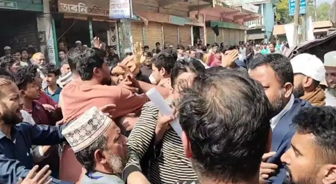 এবি পার্টির চেয়ারম্যান মজিবুর রহমান মঞ্জুকে হেনস্তার চেষ্টা করেছে বিএনপি কর্মীরা।