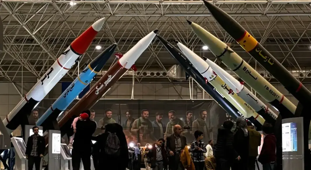 ইরানের তৈরি বিভিন্ন ধরনের ক্ষেপণাস্ত্র। ছবি: সংগৃহীত