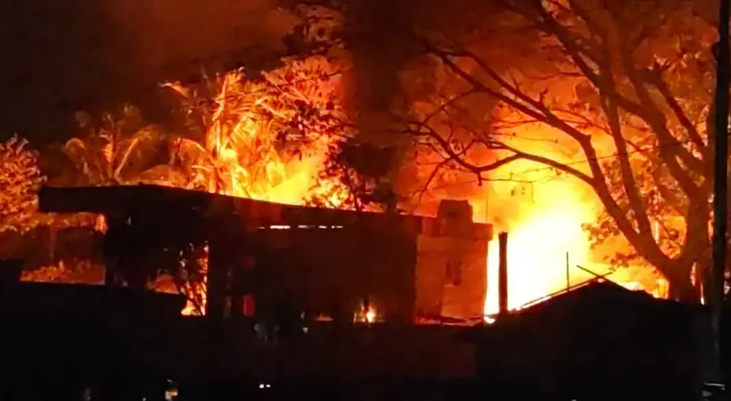 কক্সবাজারের কলাতলী বাইপাস সড়কের একটি গ্যাস পাম্পে অগ্নিকাণ্ড। ছবি : সংগৃহীত