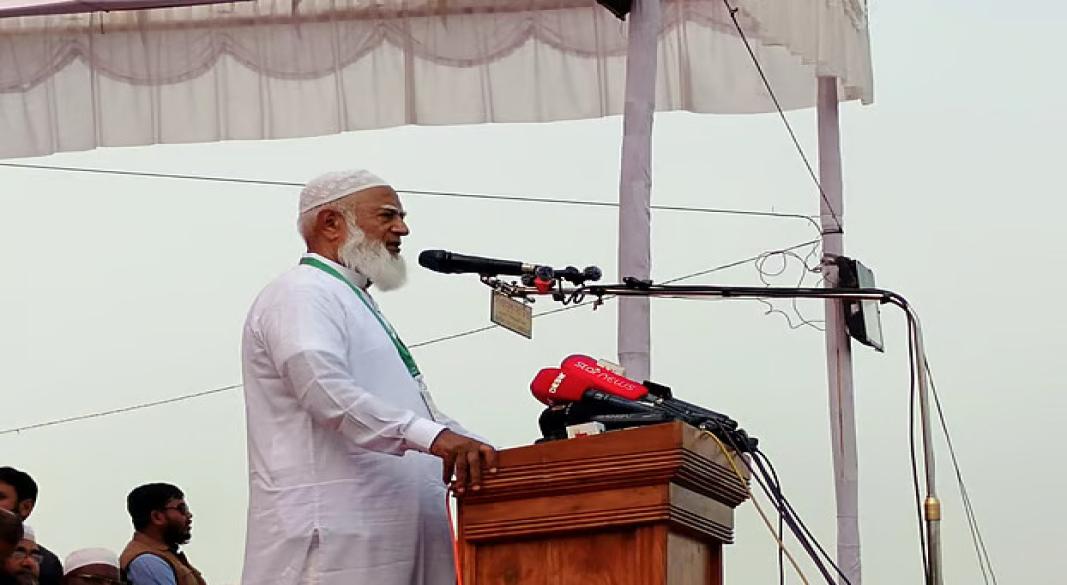 লালমনিরহাটের হাতীবান্ধায় নির্বাচনী জনসভায় প্রধান অতিথির বক্তব্য দেন জামায়াতের আমির শফিকুর রহমান। বুধবার দুপুরে উপজেলার গড্ডিমারী হেলিপ্যাড মাঠে