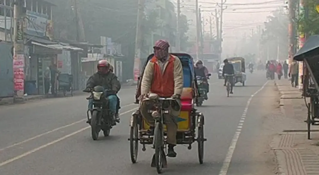 যশোরে হাড়কাঁপানো শীতে দুর্ভোগে পড়েছেন নানা শ্রেণি-পেশার মানুষ। ছবি : সংগৃহীত