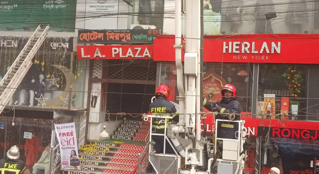 আগুন নিয়ন্ত্রণে ফায়ার সার্ভিস সদস্যরা। ছবি : সংগৃহীত