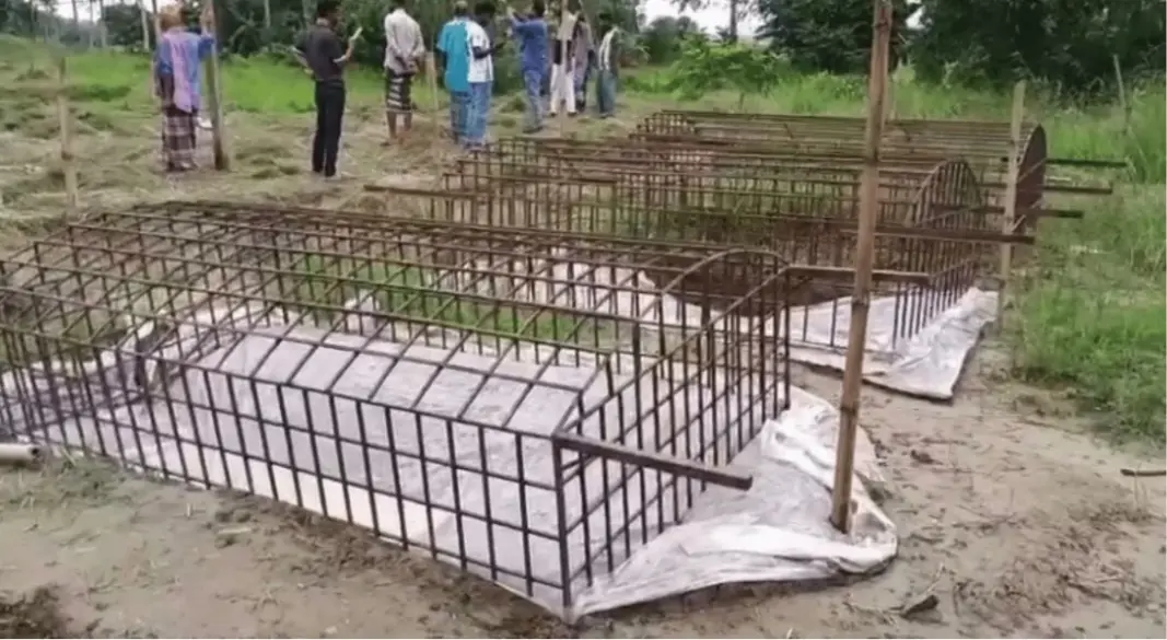 গাজীপুরের কালিয়াকৈরে কঙ্কাল চুরির ঘটনার পর কবরস্থানে মানুষের ভিড়। ছবি: সংগৃহীত