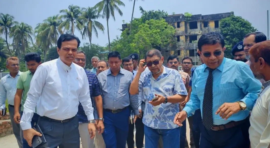 বরিশাল হাসপাতাল পরিদর্শনের সময় স্বাস্থ্যমন্ত্রী।