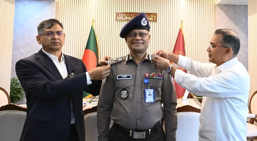 নবনিযুক্ত আইজিপি মো. আলী হোসেন ফকিরকে র‌্যাঙ্ক ব্যাজ পরিয়ে দেন প্রধানমন্ত্রী তারেক রহমান। ছবি : প্রধানমন্ত্রীর কার্যালয়