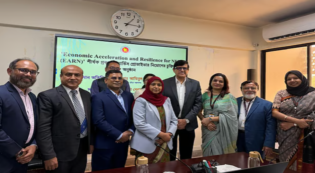 যুব উন্নয়ন অধিদপ্তরের ইকোনমিক একসিলারেশন অ্যান্ড রেজিলিয়েন্স ফর নিট (আর্ন) নামের একটি প্রকল্পের সার্ভিস প্রোভাইডার নিয়োগের চুক্তি স্বাক্ষর অনুষ্ঠানের অতিথিরা।