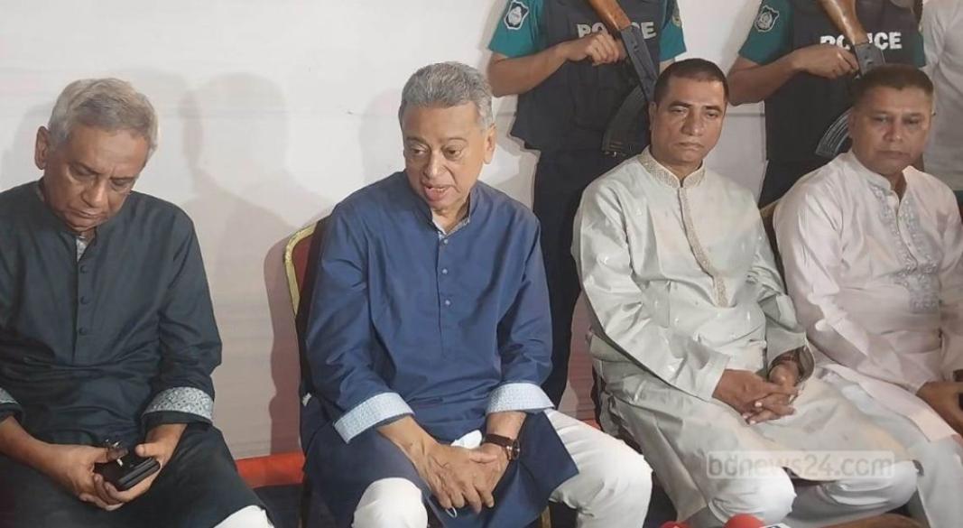 সাংবাদিকদের সঙ্গে কথা বলছেন আমির খসরু মাহমুদ চৌধুরী। ছবি: সংগৃহীত